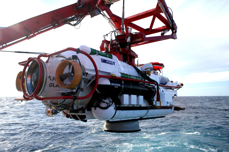 向海中吊运lr5型水下救援艇