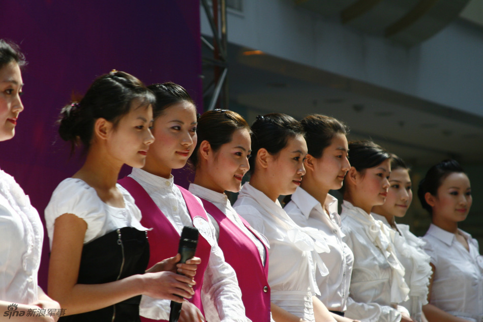 南方航空第五届空姐新人秀武汉海选进入第二天现场报名依旧火爆