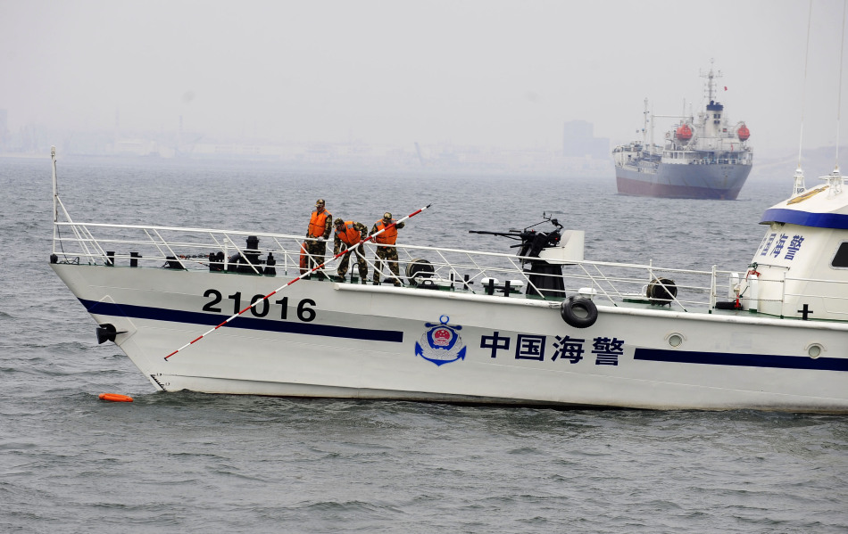 辽宁边防总队海警一支队舰艇官兵在进行海上救生演练
