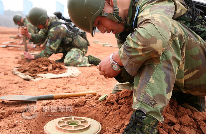 空降兵正在埋设地雷.李爱明摄