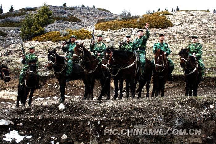 军人扬帽表达战斗决心