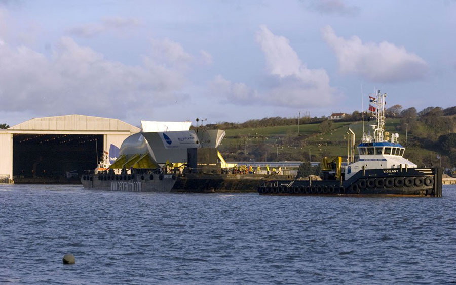 4月1日伊丽莎白号航母分段在英国德文郡现身