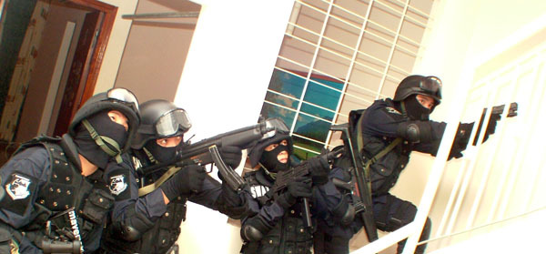 越南精锐特警部队亮相 配备多款外国经典武器_高清图集_新浪网