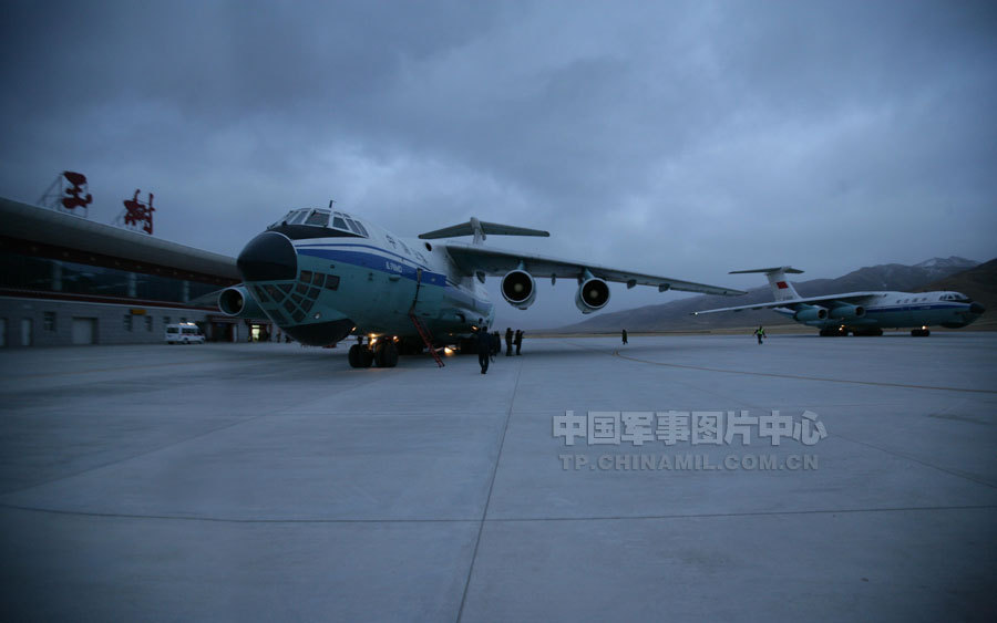 时20分,从北京起飞的空军运输机载着中国国际地震救援队抵达玉树机场