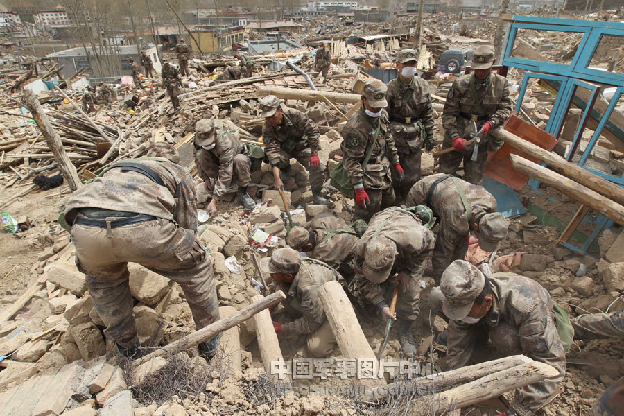 解放军官兵灾区展开拉网式搜救寻找幸存者_高清图集_新浪网