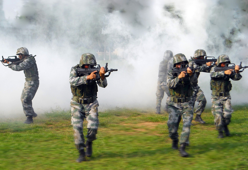 驻滇侦察兵练无保护肉搏刺杀培养狼性军人_高清图集_新浪网