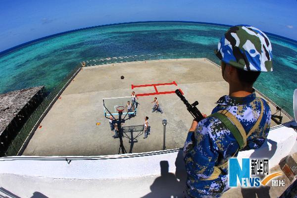 海军南沙守礁官兵在永暑礁主权碑前巡逻(4月3日摄).