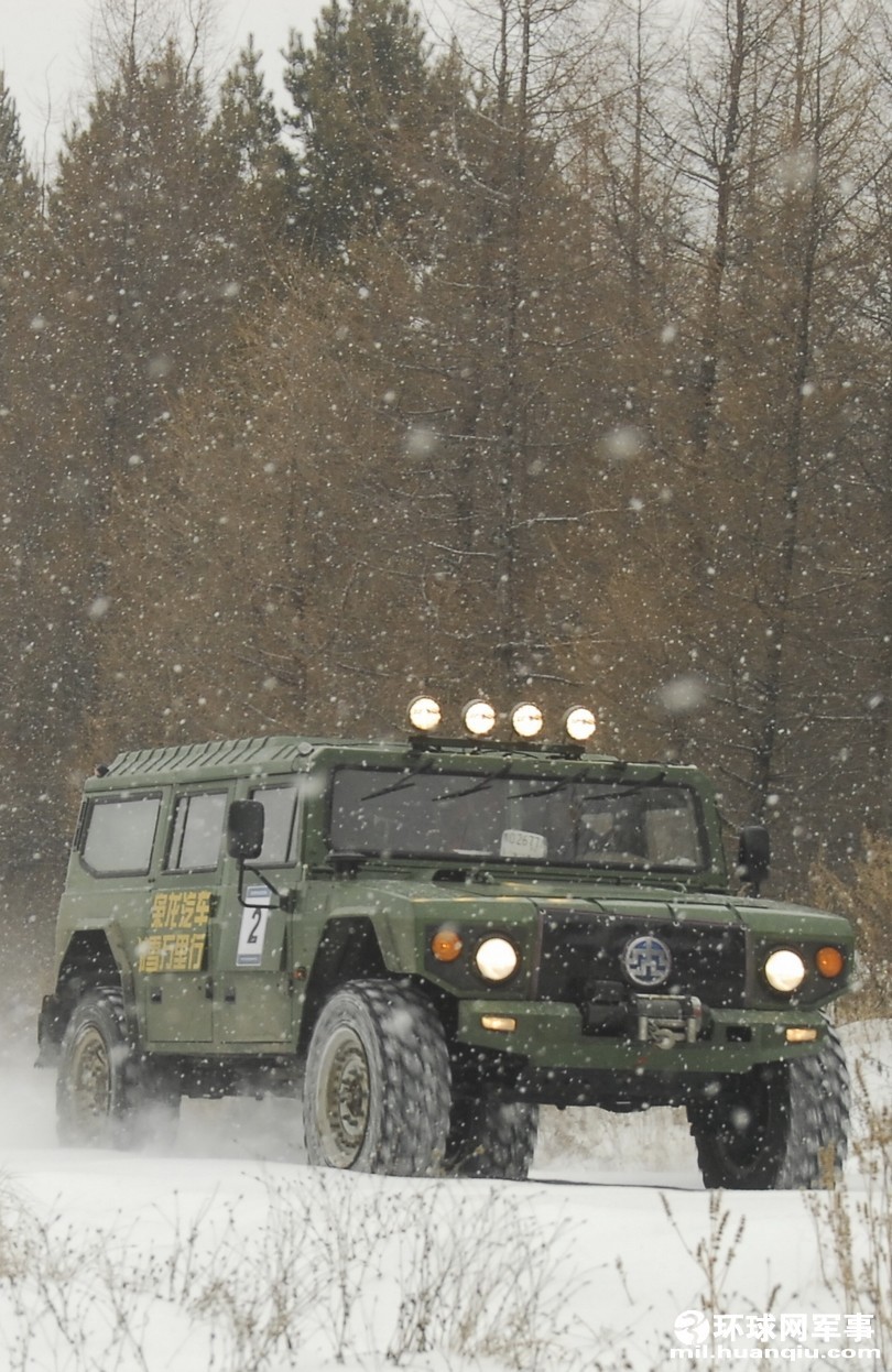 国产枭龙越野车雪天寒区性能测试