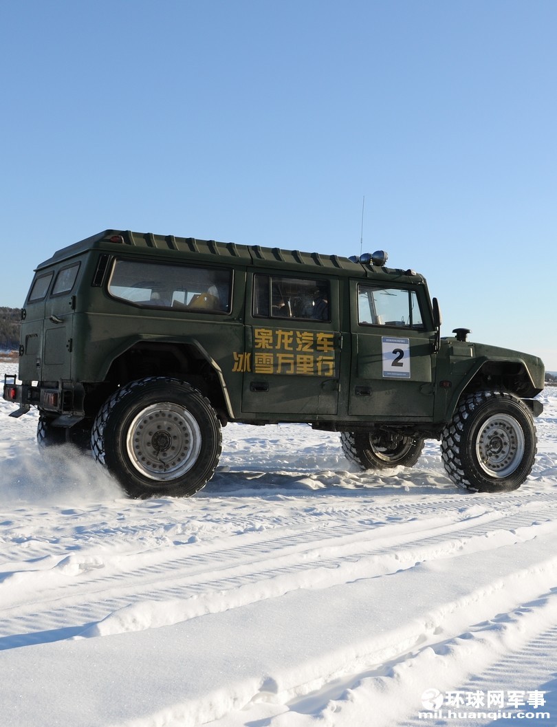 国产枭龙越野车雪天寒区性能测试