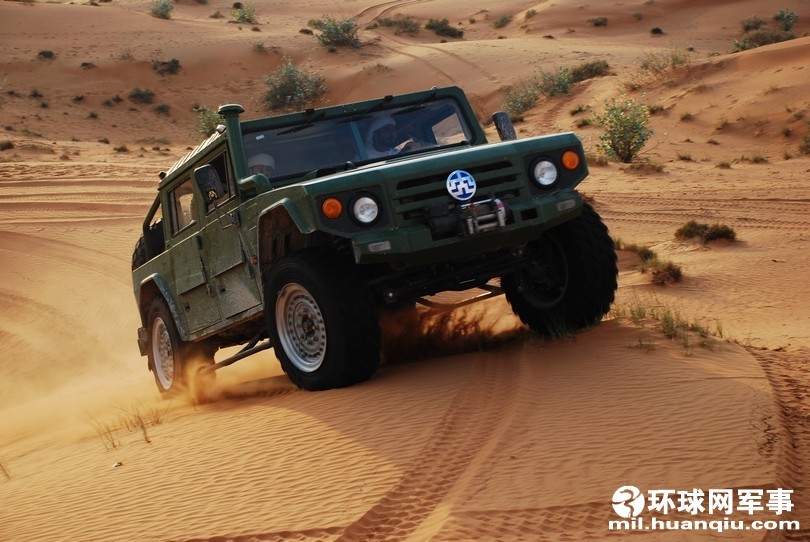 国产枭龙越野车沙漠地带性能测试
