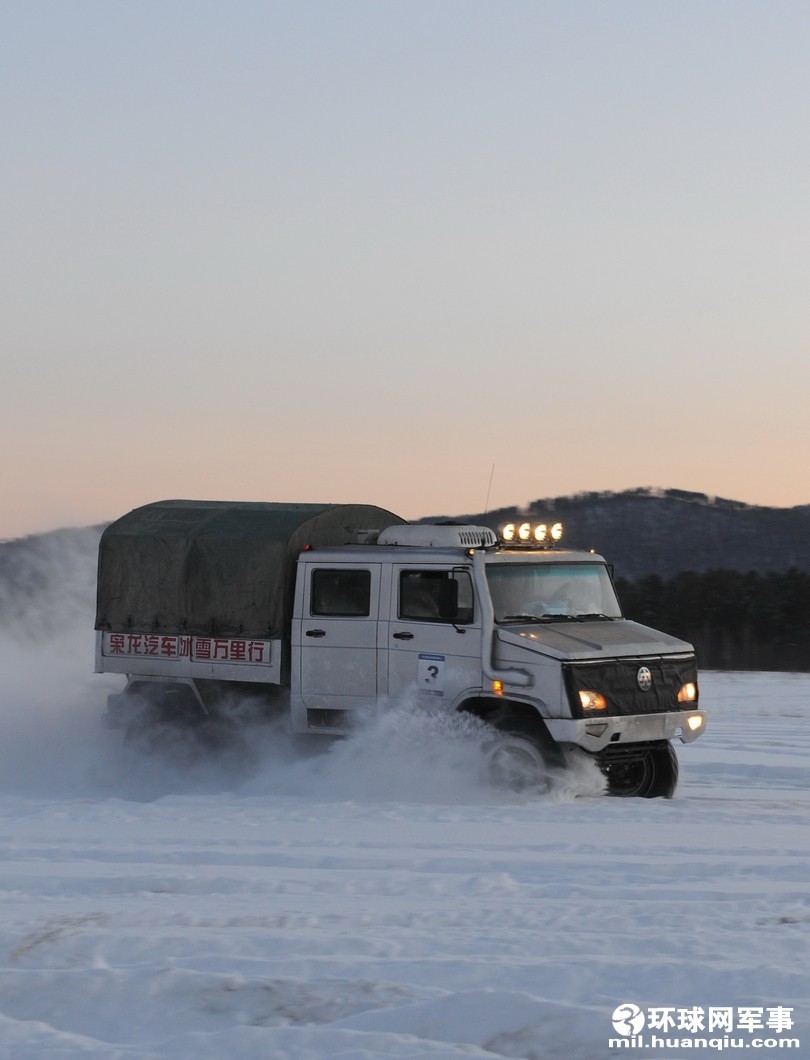 枭龙越野卡车进行沙漠地区性能测试