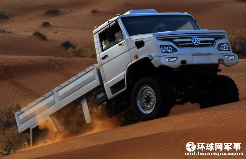 枭龙越野卡车进行沙漠地区性能测试