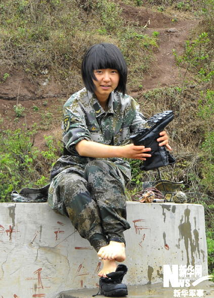 成都军区派女兵分队为旱区灾民送水清沟渠_高清图集_新浪网