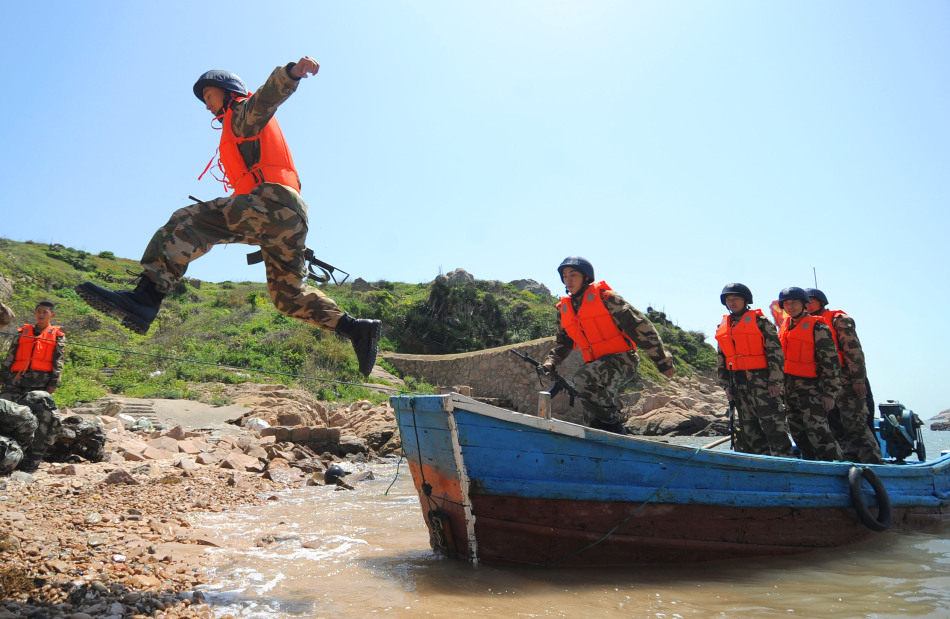 边防官兵在位于舟山嵊泗海域内的一座无人岛上巡逻
