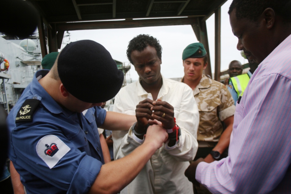 英国皇家海军士兵在肯尼亚将抓获的6名海盗移交给肯尼亚警方