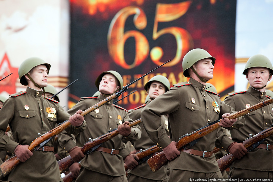 图为英军士兵参加阅兵彩排.