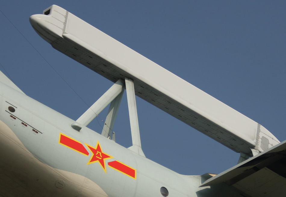 中国空军运八平衡木预警机呼啸而来!