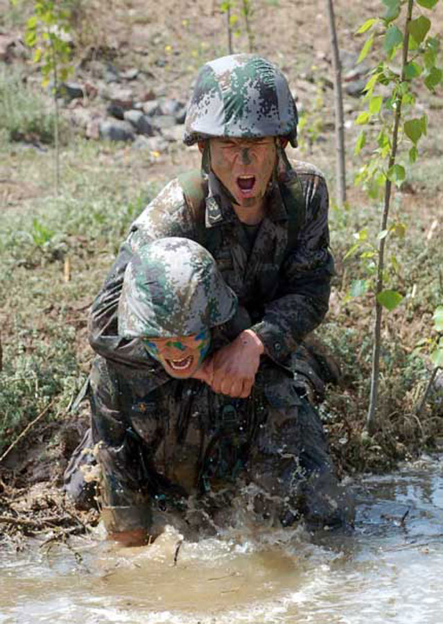 济南军区某猛虎师钢刀团特战部队实战训练难度高_高清图集_新浪网