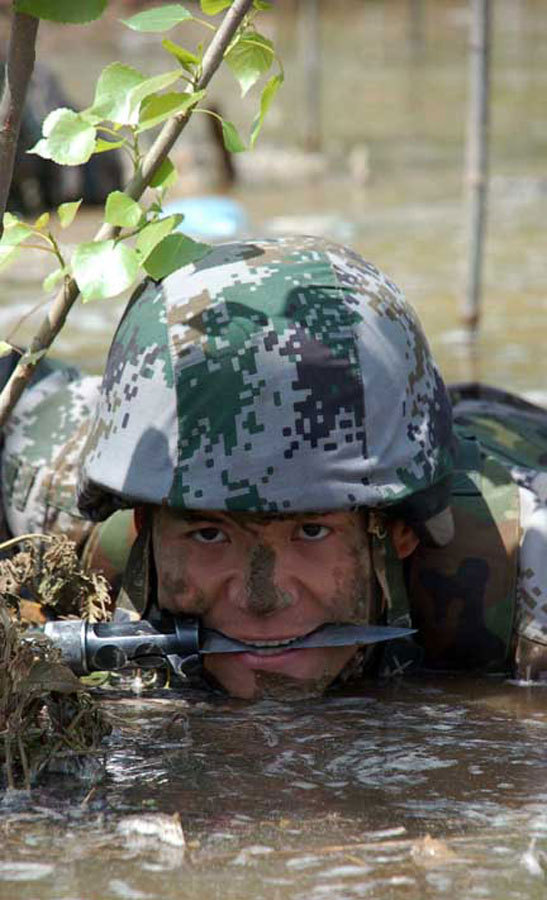 济南军区某猛虎师钢刀团特战部队实战训练难度高_高清图集_新浪网