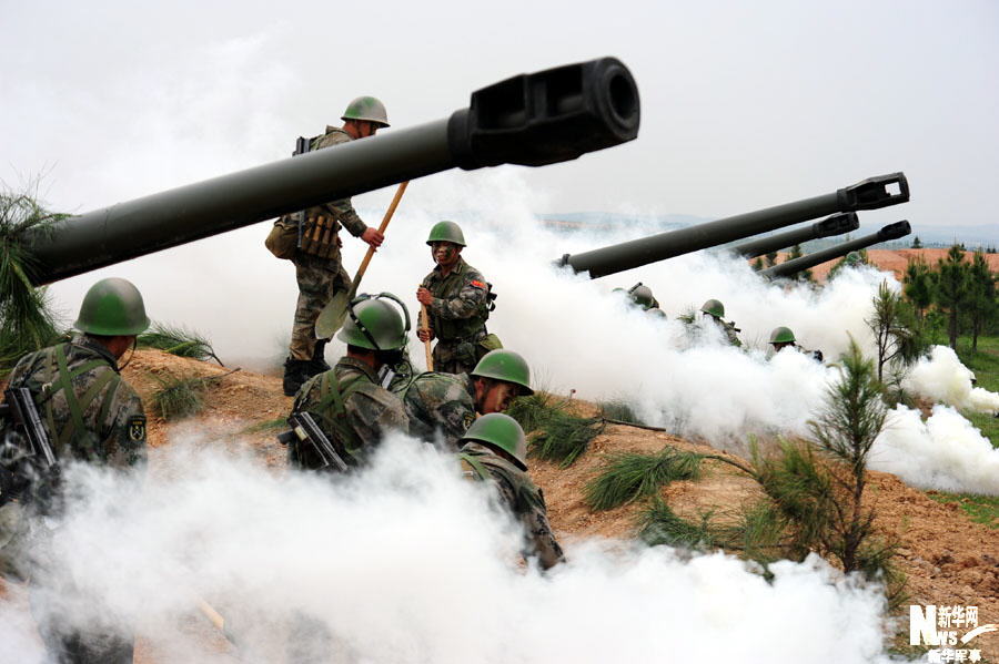 这是烟雾伪装下的假火炮.刘逢安 摄
