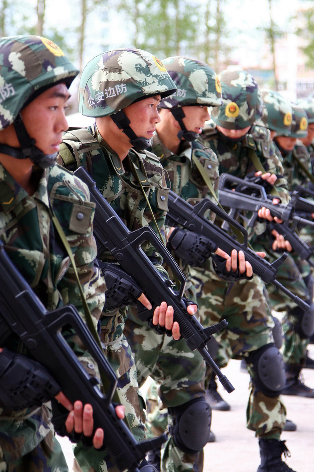 边防机动队官兵使用网枪和钢叉制服持刀行凶的"歹徒"