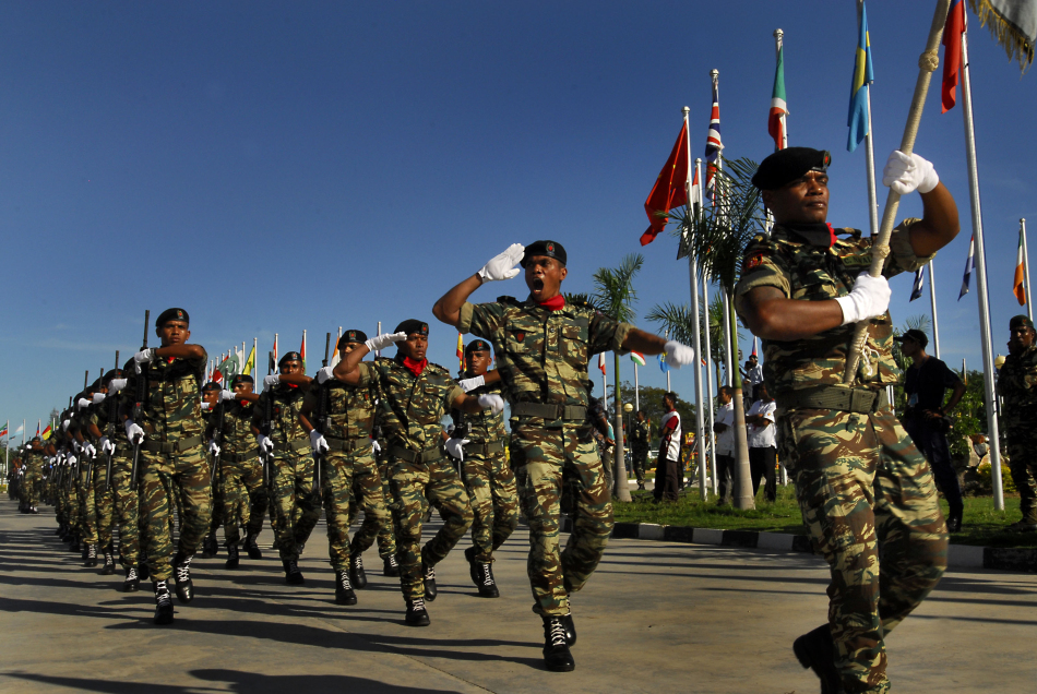 东帝汶女兵身着白色军装参加阅兵式庆祝独立日_高清图集_新浪网