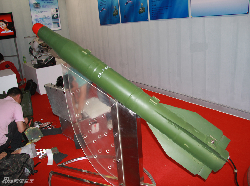 国产新型蓝箭-7导弹亮相 能射穿1.4米厚装甲_高清图集_新浪网