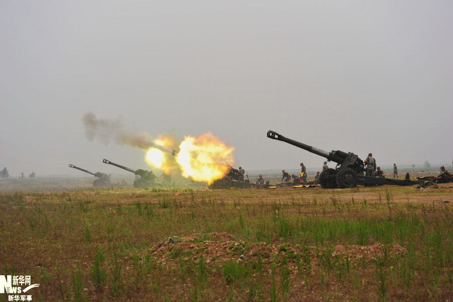 152加榴炮实弹射击火焰四射 杨雷 摄