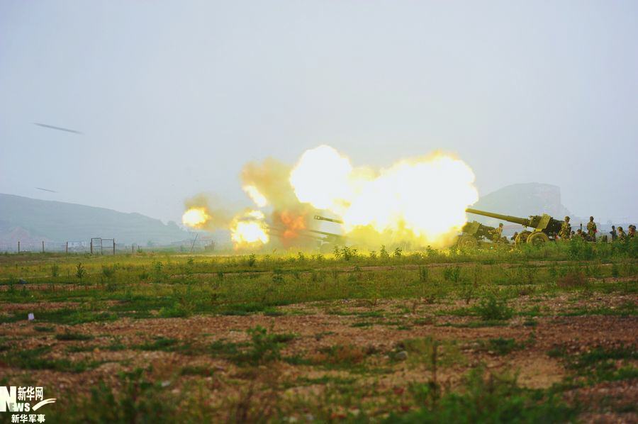我军130毫米加农炮实弹射击