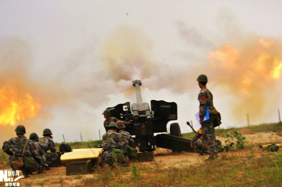 我军130毫米加农炮实弹射击