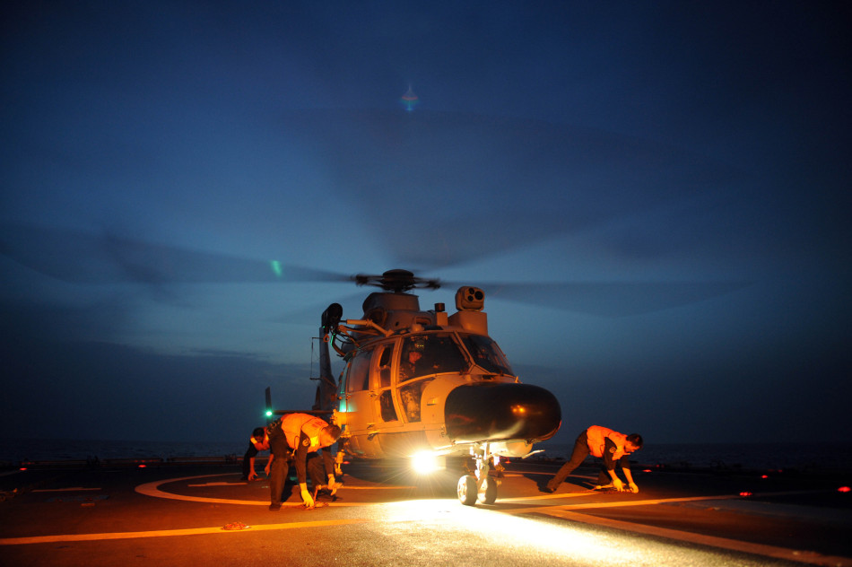 直升机进行夜间着舰训练