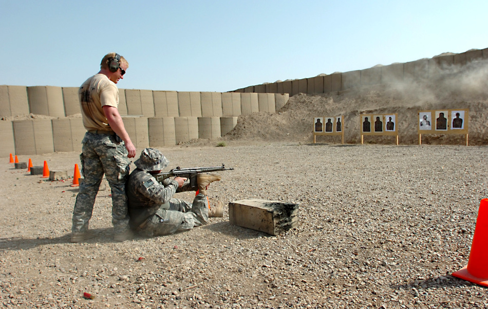 驻阿美军身残志坚带着假肢轮椅上战场_高清图集_新浪网