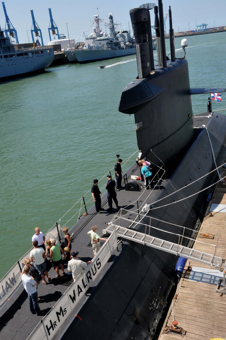 比利时海军特种部队在泽布吕赫军港参加反海盗演习