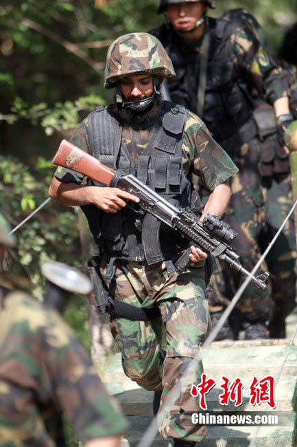 中巴两军特战士兵高强度魔鬼训练_高清图集_新浪网