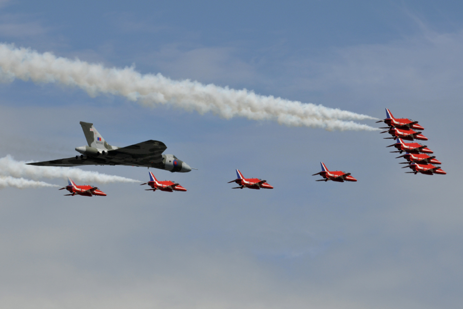 英国红箭飞行表演队精彩空中特技展示