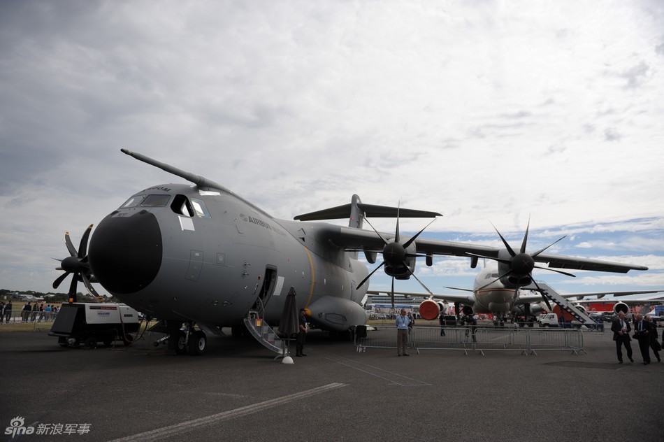 欧洲空中客车公司在本次范堡罗航展上,展示了其最新型a400m战略运输机