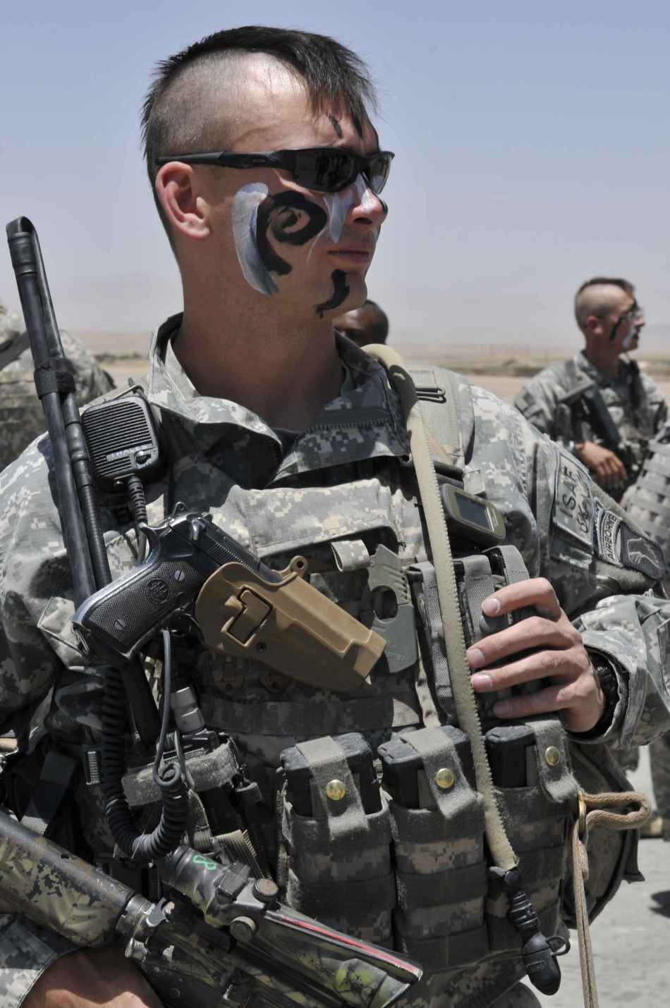 驻阿美军空降兵剪莫希干发型纪念诺曼底登陆66周年_高清图集_新浪网