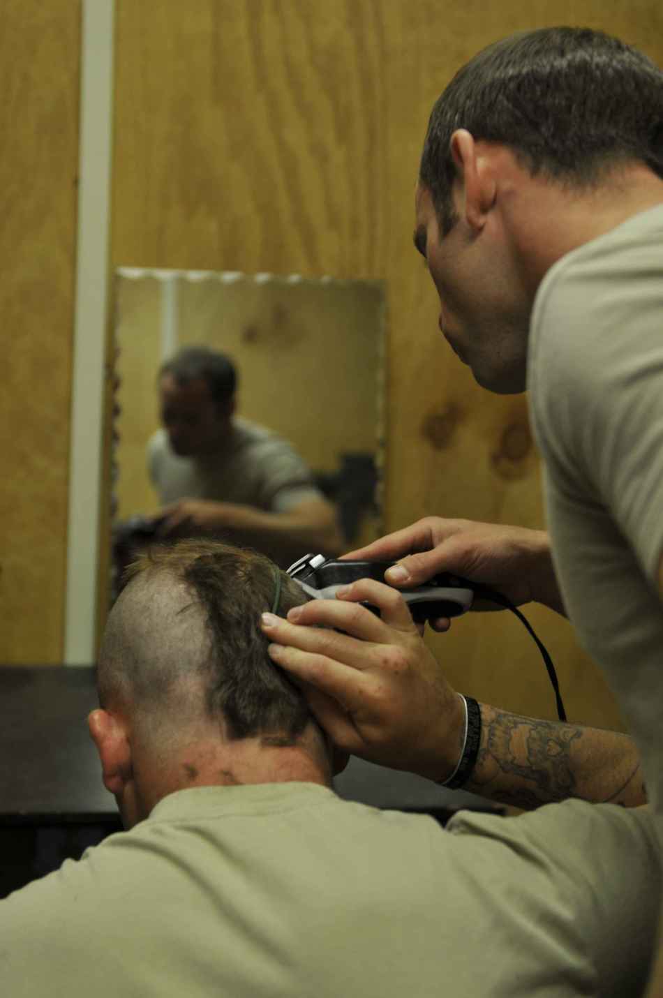 驻阿美101空降师士兵剪莫希干发型