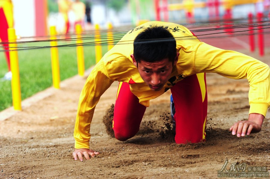 中国军事五项队500米障碍场地训练全景扫描_高清图集_新浪网