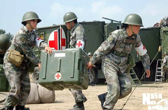 硝烟中的白衣天使:解放军女卫生兵坚强美丽_高清图集_新浪网