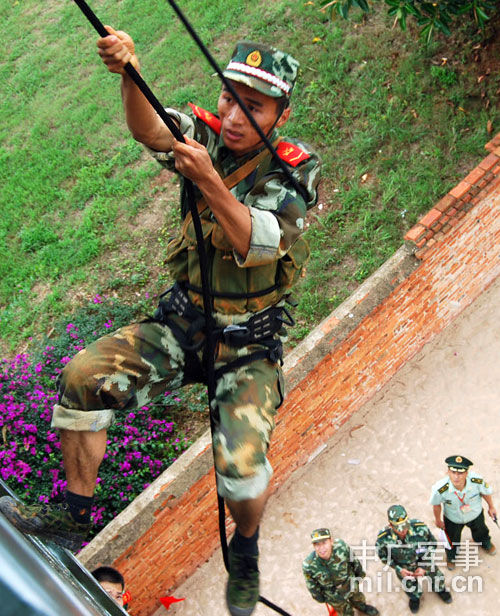 武警8754部队坚持在各种复杂条件下练习战法_高清图集_新浪网