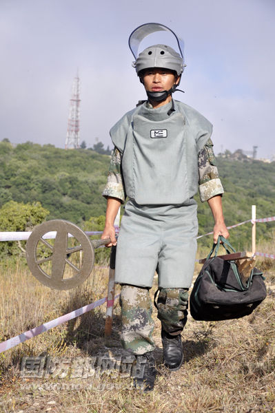 中国扫雷兵在黎以死亡地带顶酷暑执行排雷任务_高清图集_新浪网