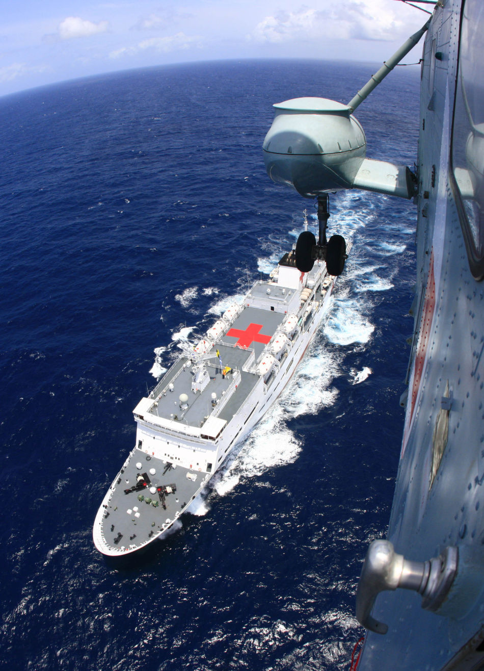 中国"和平方舟"号医院船航行在印度洋上