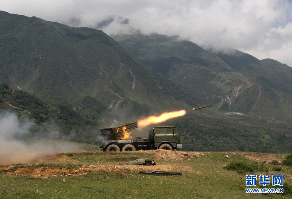 81式多管火箭炮发射