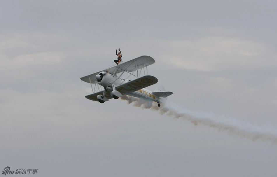 御风飞行队双机表演空中对飞特技