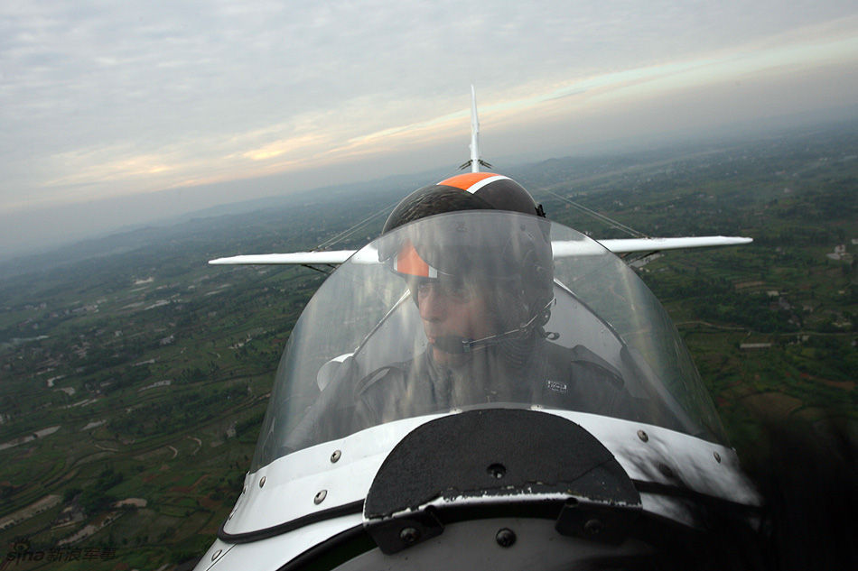 0   英国御风飞行表演队女队员上演机.