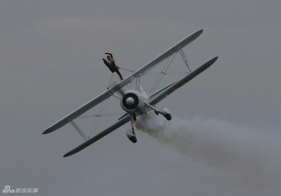御风飞行表演队女队员上演机背空中高抬腿特技