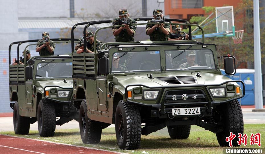 驻港解放军特战部队进行秋季"猎人战斗"演练_高清图集_新浪网