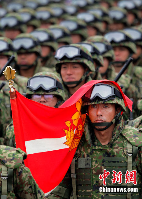 日本自卫队举行阅兵式共有3800余名队员参加_高清图集_新浪网