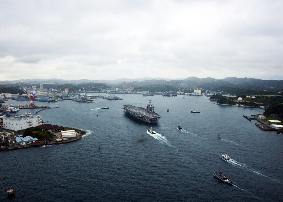美军cvn-73号航母完成巡航任务返回横须贺军港
